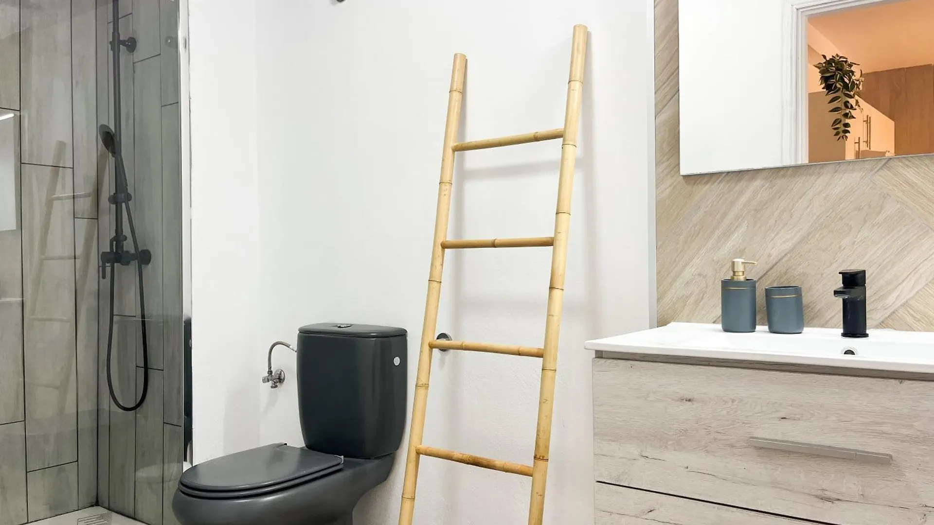 Yuka Apartment コラレホ 0*,